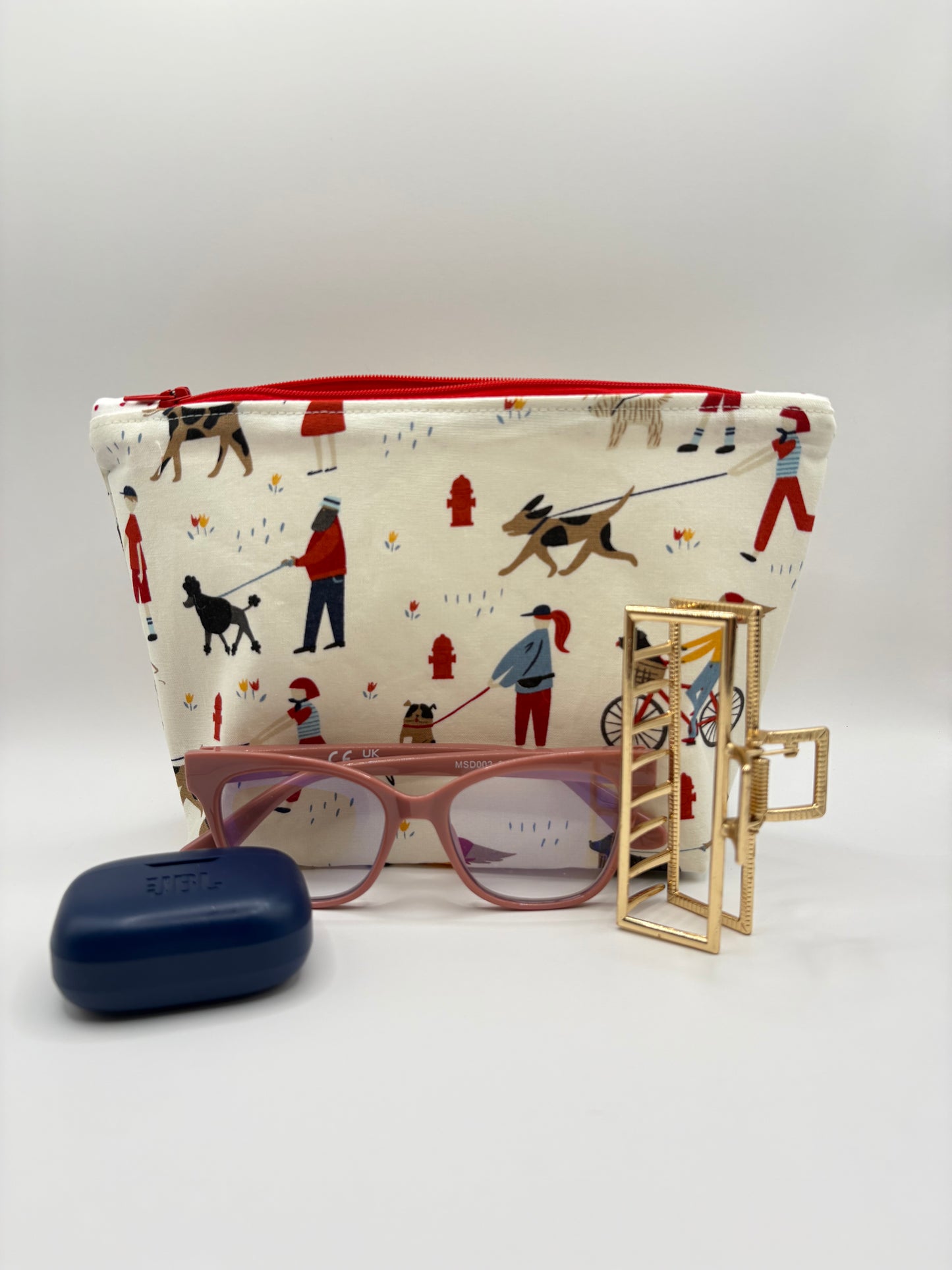 Ouisa pouch-dog walking